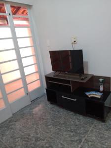 En TV eller et underholdningssystem på Piscina Aquecida, Ar condicionado Casa Inteira,Caminhos da Canastra