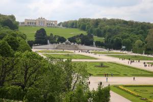 Schloß Schönbrunn Grand Suite في فيينا: إطلالة على قصر فرسايل مع أشخاص يسيرون حول الحدائق