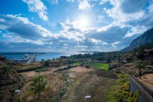 西歸浦的住宿－濟州島Y度假酒店，从山丘上欣赏海景