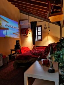 een slaapkamer met een rood bed en een tafel bij Madari Hills Health Retreat in Nicosia
