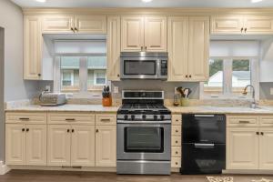 Η κουζίνα ή μικρή κουζίνα στο Gorgeous Downtown Bungalow, Walk Everywhere!!!