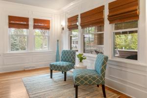 Χώρος καθιστικού στο Gorgeous Downtown Bungalow, Walk Everywhere!!! +22 φωτογραφίες