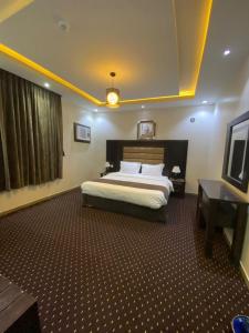 Giường trong phòng chung tại Nafal Hotel Suites