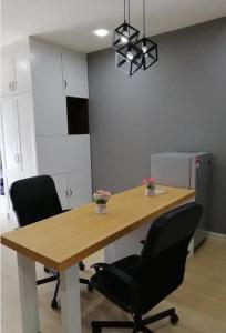 カンパーにあるCozy Studio house /Soho Unit Near Kampar Utarの木製テーブルと椅子2脚付きのオフィス