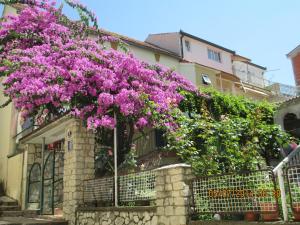 Un mazzo di fiori viola su una recinzione di Apartment Like Home a Gradac (Grado)