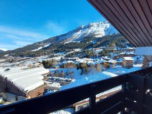 einen Blick vom Balkon eines Resorts mit einem schneebedeckten Berg in der Unterkunft Appartement Valmorel, 1 pièce, 4 personnes - FR-1-356-391 in Les Avanchers