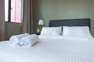 Postel nebo postele na pokoji v ubytování Empihaus 001 Empire Damansara