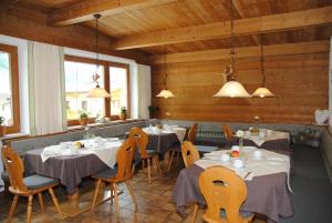 Reštaurácia alebo iné gastronomické zariadenie v ubytovaní Gästehaus Pirker