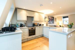 NEW Spacious 2 Bedroom Apartment with Patio