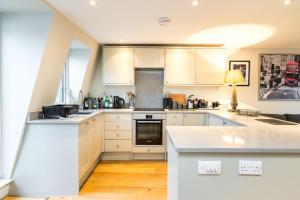 NEW Spacious 2 Bedroom Apartment with Patio