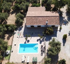 una vista aérea de una piscina en un patio en Casa Rural El Parral, Sierra Cazorla en Pozo Alcón