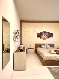 una camera con un letto e uno specchio di Nuova Residenza Porta Nuova winehorse Verona a Verona