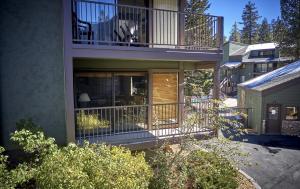 una casa con balcone e sedia di St Anton Street View Ski-In & Out 1-Bedroom Condo a Mammoth Lakes