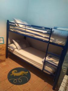 CantallopsにあるCa La Marutxiの二段ベッド2組が備わるラグ付きの客室です。