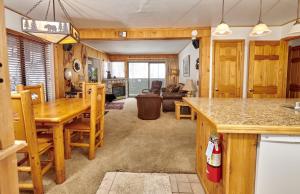Η κουζίνα ή μικρή κουζίνα στο St Anton Wooded View 1-Bedroom Condos with Complimentary Hot Drinks