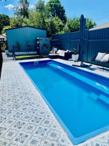 una piscina en un patio con una valla en Studio on Lewis Tiny House en Mudgee