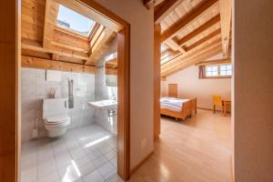ein Badezimmer mit Toilette und Waschbecken in der Unterkunft Quadernpark-Apartments in Valens + 186 Fotos