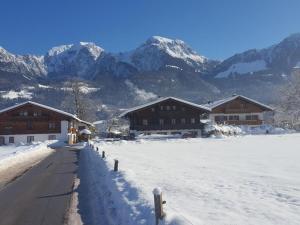 シェーナウ・アム・ケーニッヒスゼーにあるKrennlehenの山の積もる建物前の雪道