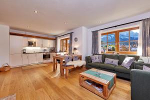 ein Wohnzimmer mit einem Sofa und einem Tisch in der Unterkunft Ferienwohnungen Zugspitze in Grainau