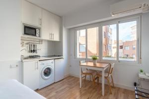 A kitchen or kitchenette at LU&CIA Malagueta 7 Még 13 kép