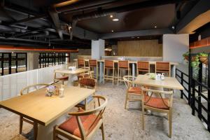 Reštaurácia alebo iné gastronomické zariadenie v ubytovaní Joylive BSD City