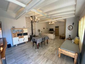 a living room with a table and a dining room at Alamo - Casa pet friendly in Olavarría