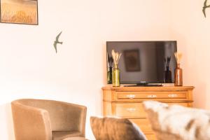 a living room with two chairs and a tv at Nouveau - La Parenthèse in Wingersheim