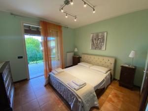 Ένα ή περισσότερα κρεβάτια σε δωμάτιο στο Casa Argento Manerba del Garda