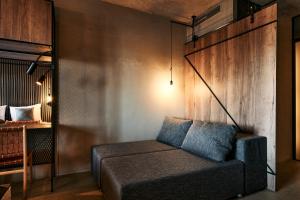 sala de estar con sofá y cama en Hotel Maestoso - Lipica en Sežana