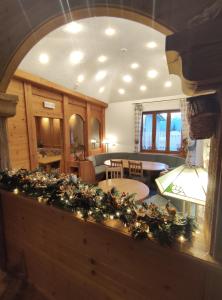 Hotel Milano في بيتازاتوري: غرفة معيشة مع طاولة مع ديكورات عيد الميلاد