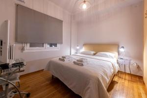 A bed or beds in a room at Alopece City Apartment - Kolonaki