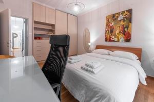 A bed or beds in a room at Alopece City Apartment - Kolonaki