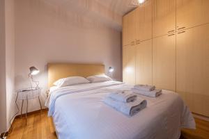A bed or beds in a room at Alopece City Apartment - Kolonaki