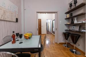 A kitchen or kitchenette at Alopece City Apartment - Kolonaki