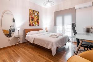 A bed or beds in a room at Alopece City Apartment - Kolonaki