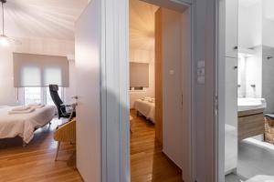 A bed or beds in a room at Alopece City Apartment - Kolonaki