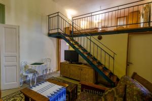 A seating area at Jerusalem Garden Home