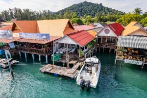 高兰BOHO Hostel的一艘船停靠在水中的码头