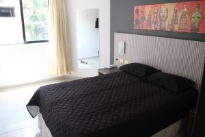 1 dormitorio con 1 cama negra en una habitación en Marinas Flat Largo de Tambaú, en João Pessoa