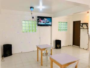TV a/nebo společenská místnost v ubytování RB Baruiz "Hideaway" Inn - Cebu South