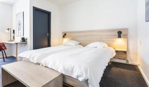 Postel nebo postele na pokoji v ubytování Skaga Hotel
