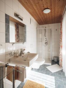 ein Bad mit einem Waschbecken und einem WC in der Unterkunft Gästehaus Manuela Puchmayr in Mellau