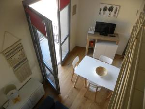 a small living room with a white table and chairs at Petra Magica in San Pantaleo