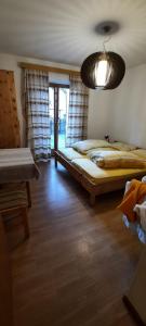 ein Schlafzimmer mit einem großen Bett und einer Lampe in der Unterkunft Hof am Brunnen in Girlan