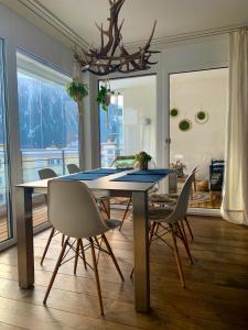 una mesa de comedor y sillas en una habitación en Apartment Bellania en Davos