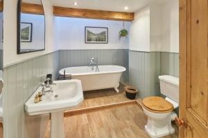 ein Badezimmer mit einer Badewanne, einem Waschbecken und einem WC in der Unterkunft Host & Stay - Sleepers @ No.8 in Pickering