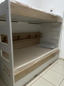 Bunk bed o mga bunk bed sa kuwarto sa Casinha de Campo bem localizada