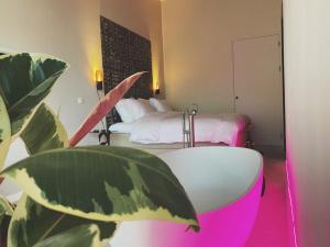 um quarto com duas camas e uma grande planta verde em Home8 studio’s em Arnhem