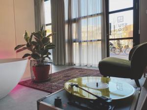 uma sala de estar com uma mesa, uma cadeira e uma janela em Home8 studio’s em Arnhem