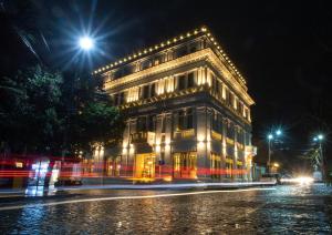 un edificio en una calle por la noche con luces en Newport Hotel Kutaisi, en Kutaisi